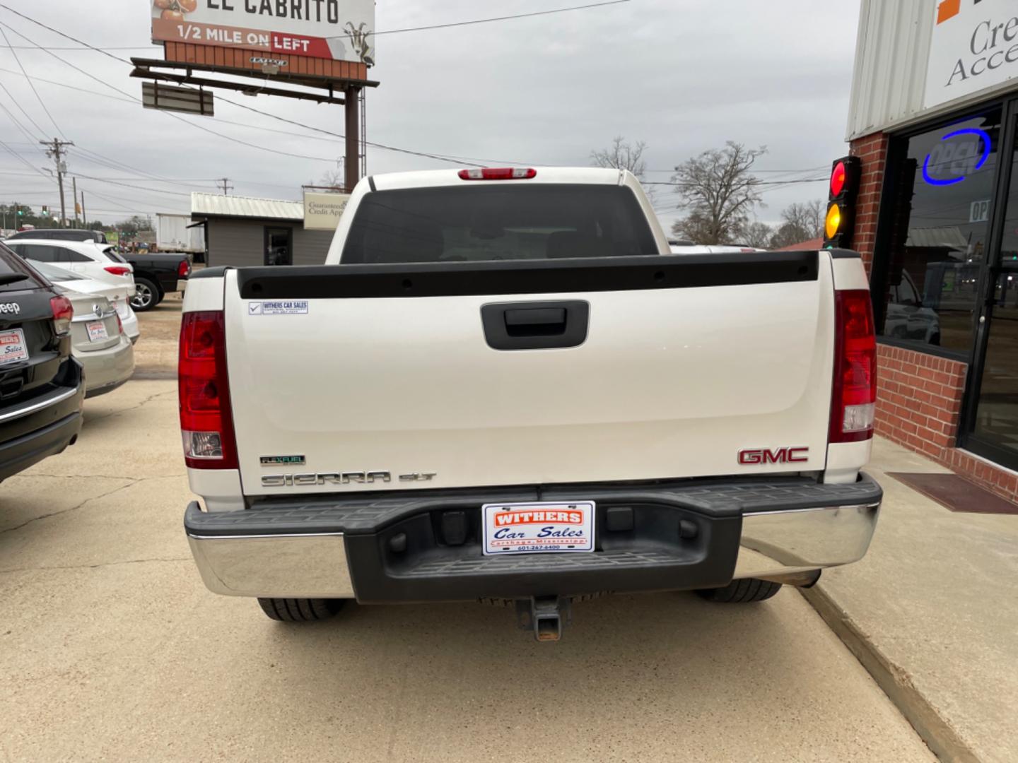 2011 White /Gray GMC Sierra 1500 SLT Crew Cab 2WD (3GTP1WE06BG) with an 5.3L V8 OHV 16V FFV engine, 4-Speed Automatic transmission, located at 204 Hwy. 16 East, Carthage, MS, 39051, (601) 267-7277, 0.000000, 0.000000 - Photo#3